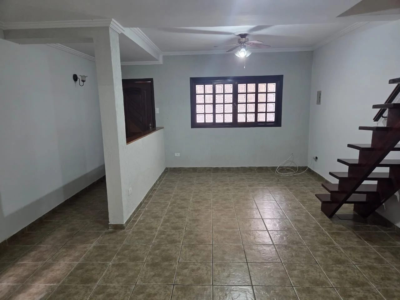 Casa tipo sobrado com 3 quartos, 1 suíte com 195 metros quadrados - foto 2